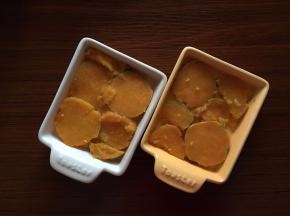 将切片的红薯铺在凯得宝小烤盘内
