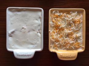 在铺满红薯的凯得宝小烤盘中淋上拌匀的调味料，撒上奶酪丝