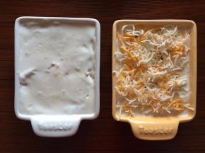 在铺满红薯的凯得宝小烤盘中淋上拌匀的调味料，撒上奶酪丝