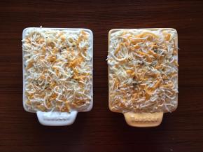 最后将奶酪丝铺上（尽量铺满小烤盘）