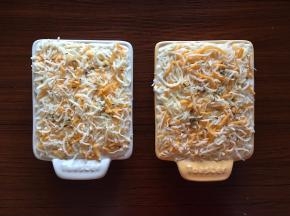 最后将奶酪丝铺上（尽量铺满小烤盘）