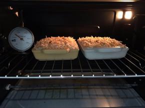 烤箱预热，上下火，中层180度，烤制表面呈金黄色