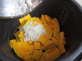 再加入洗净的大米、糯米。