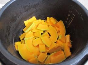 南瓜去皮切片放入电压力锅。