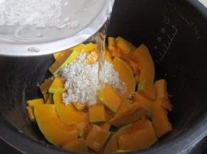 加入适量的水。按下“煮粥”