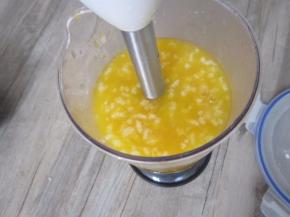 待南瓜粥稍稍凉后倒入料理机，用理料棒打成泥即可。