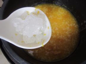 煮好的南瓜粥放入冰糖，搅拌。