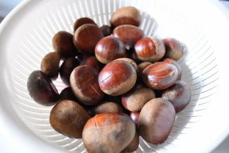 用刀在每个板栗上面竖划或者划十字刀