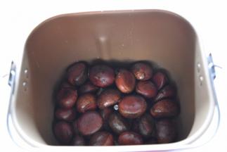 切好的栗子倒入面包桶