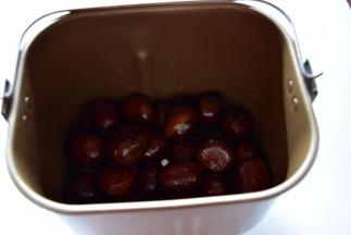 加入蜂蜜和玉米油，来回晃动面包桶，使每一个栗子表面都均匀裹上一层油