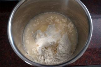 先做水油皮：中筋面粉200g，白糖30g，水100g，花生油30g全部倒在一起拌匀成面团。