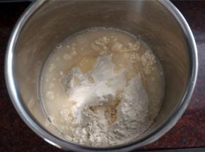 先做水油皮：中筋面粉200g，白糖30g，水100g，花生油30g全部倒在一起拌匀成面团。