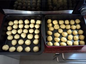 将油酥分成跟水油皮一样的等分，其中水油皮10克一份，油酥皮8克一份。