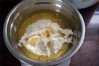 然后做油酥皮：中筋面粉200g和花生油100g混合在一起揉匀。