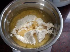 然后做油酥皮：中筋面粉200g和花生油100g混合在一起揉匀。