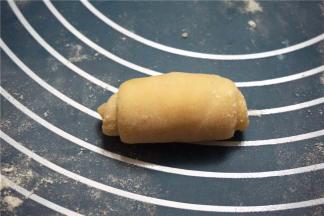 由上往下卷起来，静置15分钟。