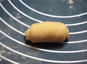 由上往下卷起来，静置15分钟。