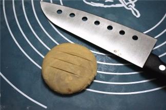 用手压扁，用刀划上三刀。