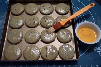 放入烤盘，表面刷上蛋液。