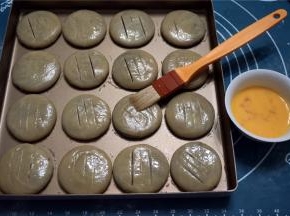 放入烤盘，表面刷上蛋液。