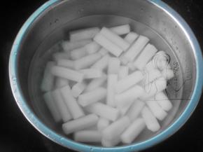 年糕条切短一点用温水泡软