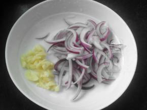 洋葱切丁、蒜切末；泡菜切小块备用