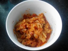 泡菜切小块备用