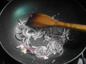 锅中加橄榄油，先将洋葱、蒜末爆香