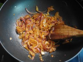 放入泡菜炒一下