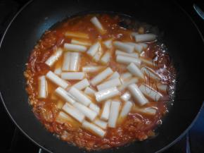 加少量韩式辣酱炒匀，加半碗水放入年糕焖软，最后大火将水分收干