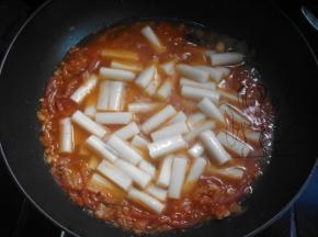 加少量韩式辣酱炒匀，加半碗水放入年糕焖软，最后大火将水分收干