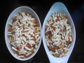 把剩下的年糕装上，上面再撒上奶酪