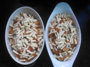 把剩下的年糕装上，上面再撒上奶酪