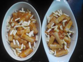 煮好的年糕装入烤碗，中间撒点马苏里拉奶酪