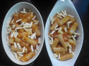 煮好的年糕装入烤碗，中间撒点马苏里拉奶酪