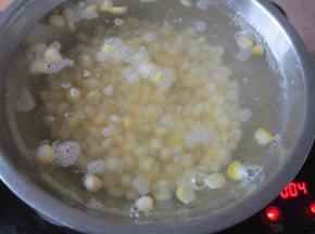 玉米剥粒放入沸水中煮3分钟。