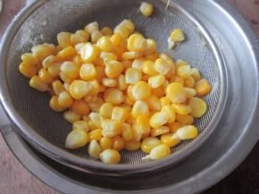 煮好的玉米捞出。