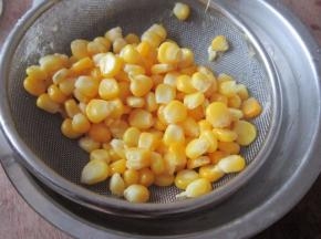 煮好的玉米捞出。