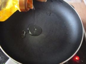 开火，平底锅内倒入适量的油。