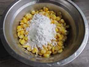 放入碗中并加入淀粉搅拌均匀，使每一粒玉米都粘上淀粉。