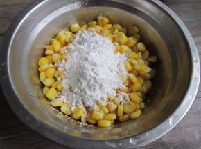 放入碗中并加入淀粉搅拌均匀，使每一粒玉米都粘上淀粉。