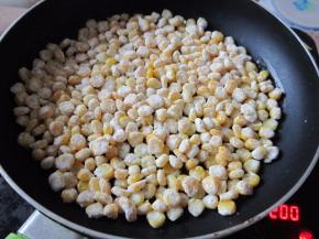 趁油温还没上来时倒入玉米。