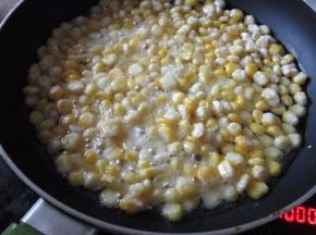 待玉米型后加入大量油，油量稍稍没过玉米，中火炸制。