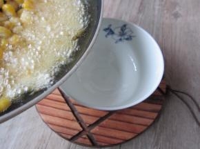 炸至金黄后关火，将多余的油倒入碗中。