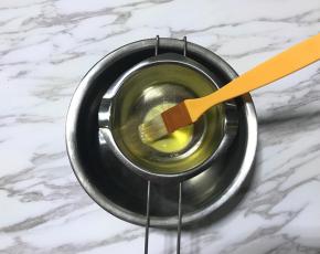 黄油隔热水溶化，用刷子轻轻涂在模具内壁。