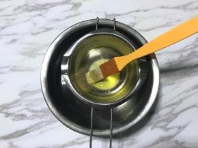 黄油隔热水溶化，用刷子轻轻涂在模具内壁。