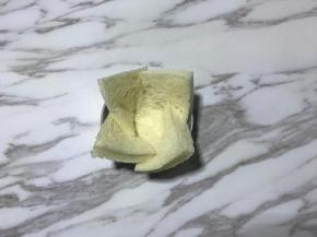 切好的吐司片放入模具中。