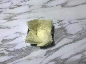 切好的吐司片放入模具中。