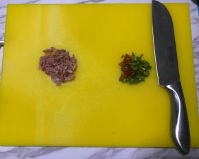 培根青椒分别切碎备用。