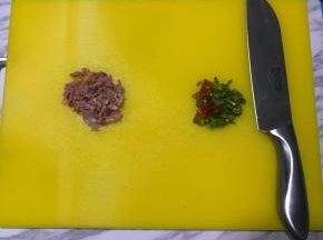 培根青椒分别切碎备用。